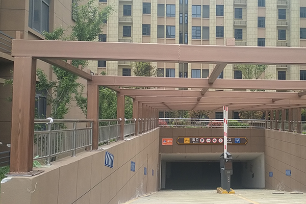 安徽淮南市壽縣京冠領(lǐng)港壹號鋼構(gòu)車庫廊架木紋漆施工項(xiàng)目